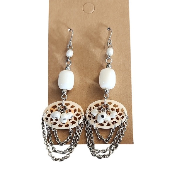 Jewelry - Cream and Silver Dangle Earrings‎